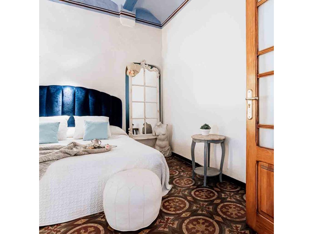 White leather pouf 48x48x38h